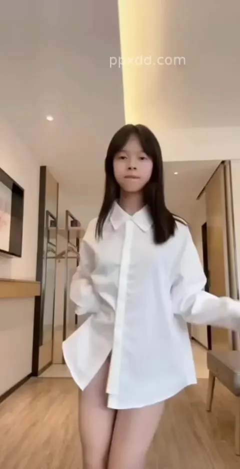 Em mình dây dễ thương nhảy thoát y