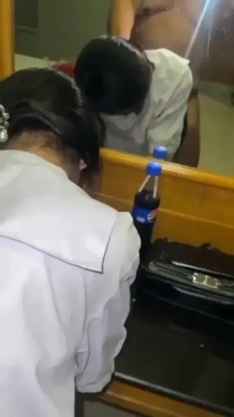 Em vẫn đang đi học đó - sao anh lại địt em vậy