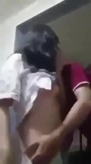 Không người lớn ở nhà ông cậu họ tranh thủ bóp lồn bú vú cháu gái 2k5 khí thế.
