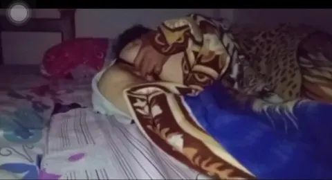 Mẹ vợ ngủ say thằng con rể lén lút lên ngủ cùng ôm ấp mẹ sờ lồn mẹ như chồng mẹ.