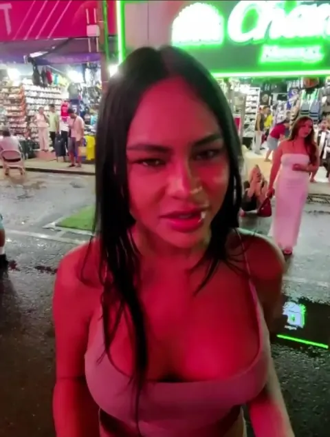 Tây đi đá phò Thái Lan ở phố đi bộ